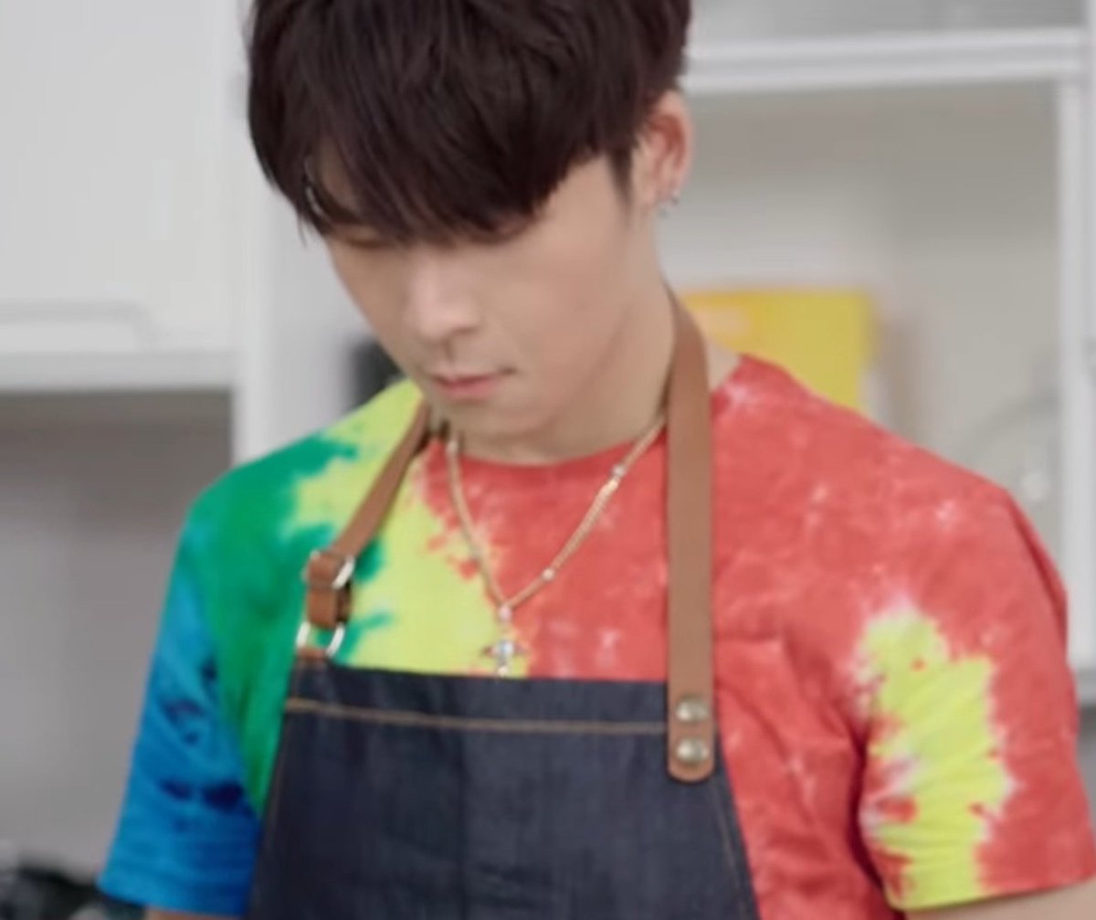 ChefGameplayrb's tweet photo. I still wonder if Tops looks so sad at the end of ep.17, because once again he got stuck with the dishes, or because he's gonna lose Win. 🤔

#IngredientsTheSeries
#gameplayRB #wintops https://t.co/6rlVThNGi4