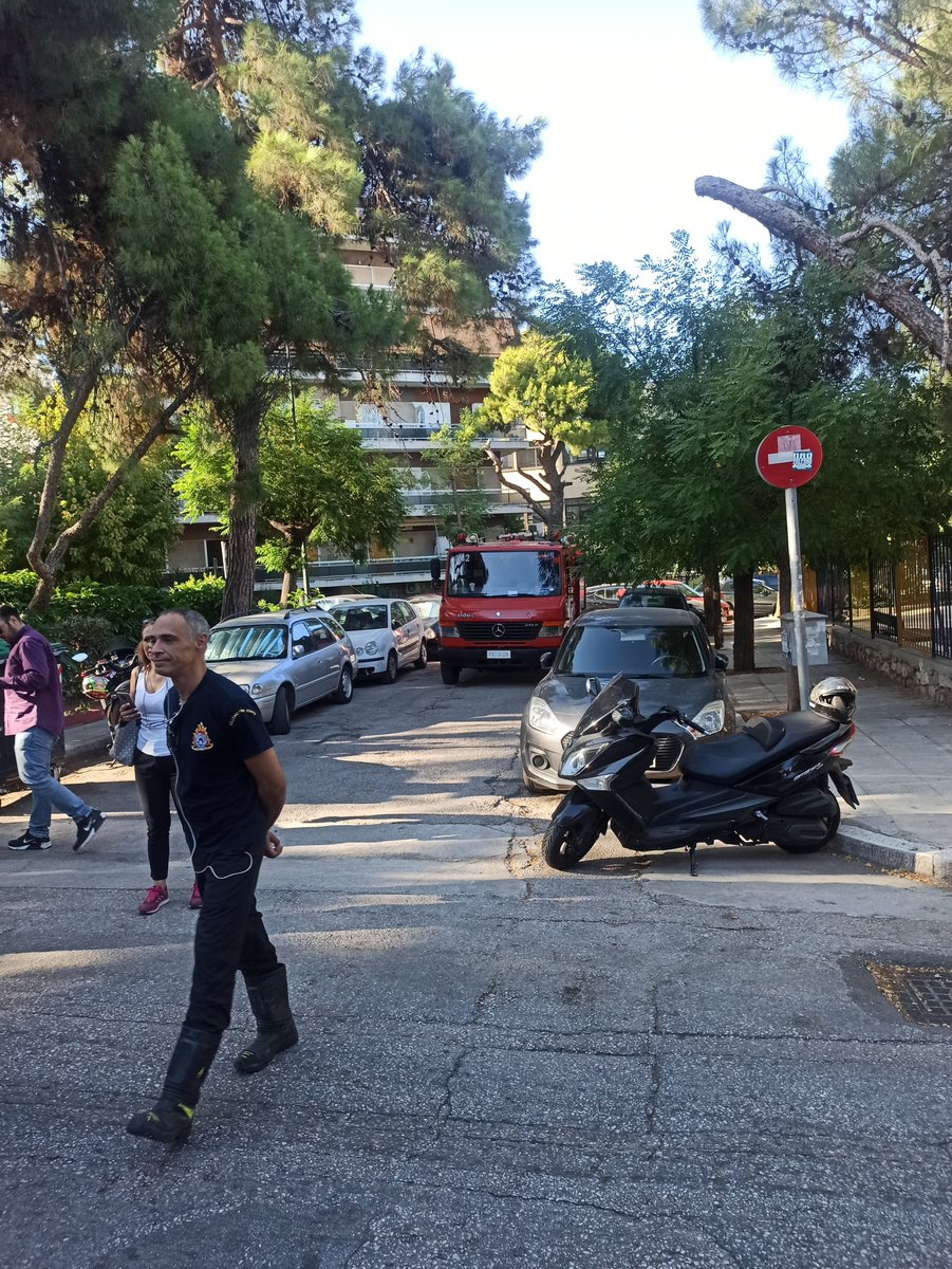 n_iliopoulos's tweet photo. Στην προσπάθεια έξωσης από πρώτη κατοικία στα Άνω Πατήσια, υπήρξε και η συνδρομή τριών οχημάτων της Πυροσβεστικής. Αυτές είναι οι προτεραιότητες της κυβέρνησης την στιγμή που καίγεται η χώρα.
 #φωτιες_2023 https://t.co/LYE8yAcp0T