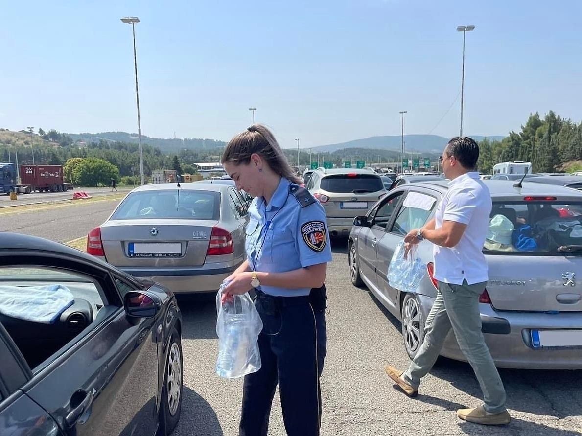 Frontex's tweet photo. 🇲🇰North Macedonia: Not everyone can stay at home during the hottest hours of the day. At border crossing points, local and #EUborderguard officers are handing out water bottles and warning travellers about the impact of extreme heat ☀️
If you have to travel, remember to take regular breaks and drink plenty of fluids.
Stay safe and hydrated! 🚰
@VladaMK