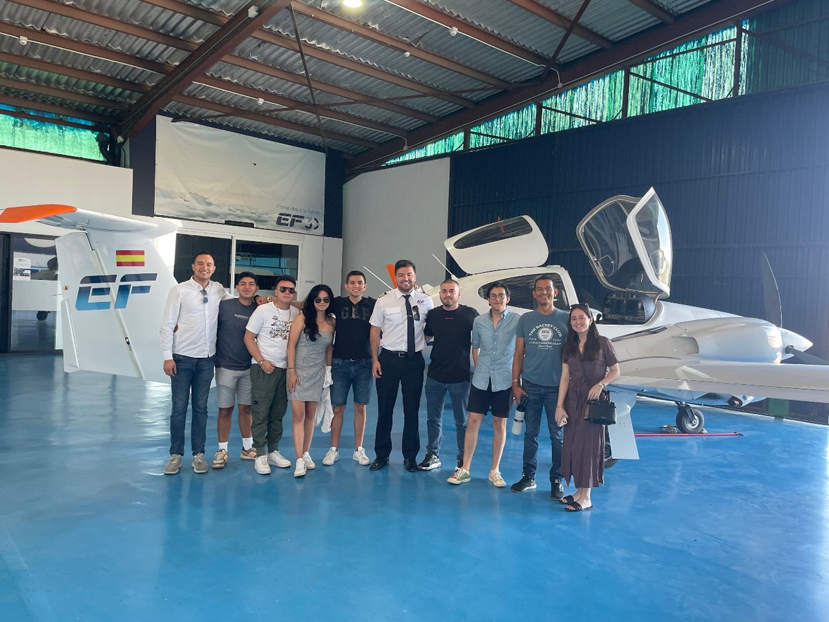 Visita a nuestras instalaciones de Madrid de los alumnos pilotos del @aeroclubdecolombia a través de <a href="/EPinternationa1/">EPinternational</a> ✈️👏

#madrid #pilotocomercial #aviacion #atpl #instaaviation #escuelapilotos #aircraft