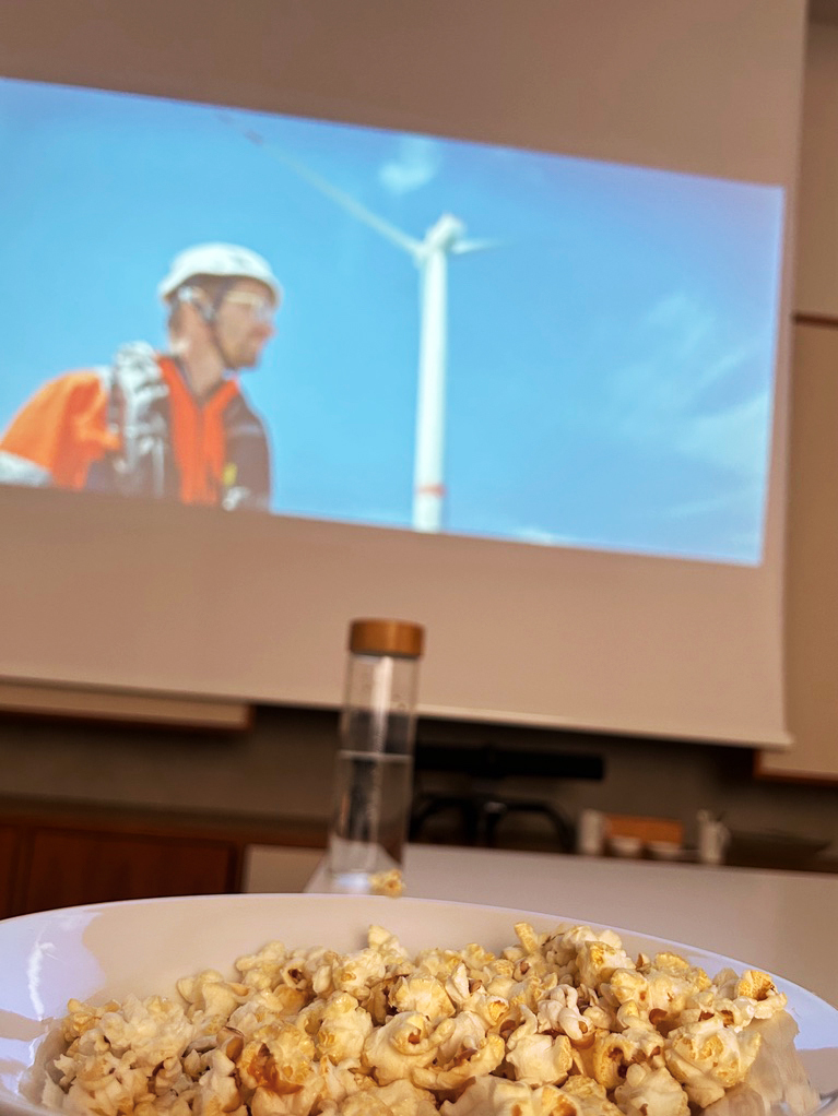 OrstedDE's tweet photo. Auch unsere Onshore-Kolleg*innen sind begeistert von der 2. Folge der neuen #JokoWinterscheidt Doku. Kürzlich fand ein After-Work-Event bei unserem Tochterunternehmen @OSTWINDgroup statt. Gemeinsam arbeiten wir sowohl onshore, als auch offshore an der Energiewende! #Empfehlung https://t.co/8imGXrivsq
