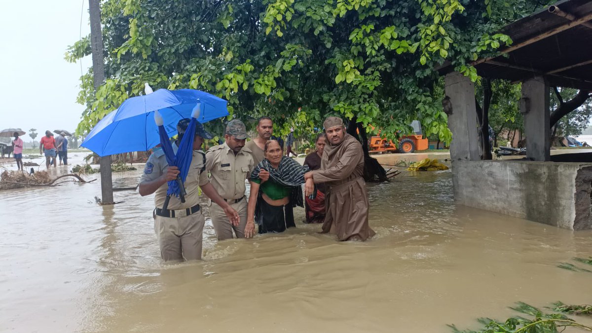 TelanganaDGP's tweet photo. Morchanpalli is the epicentre of the rescue and relief operation. All departments are working together to save lives.

In case of any emergency, dial 100. Stay indoors and stay safe.

#TelanganaPolice https://t.co/hWMcxqlW1Q