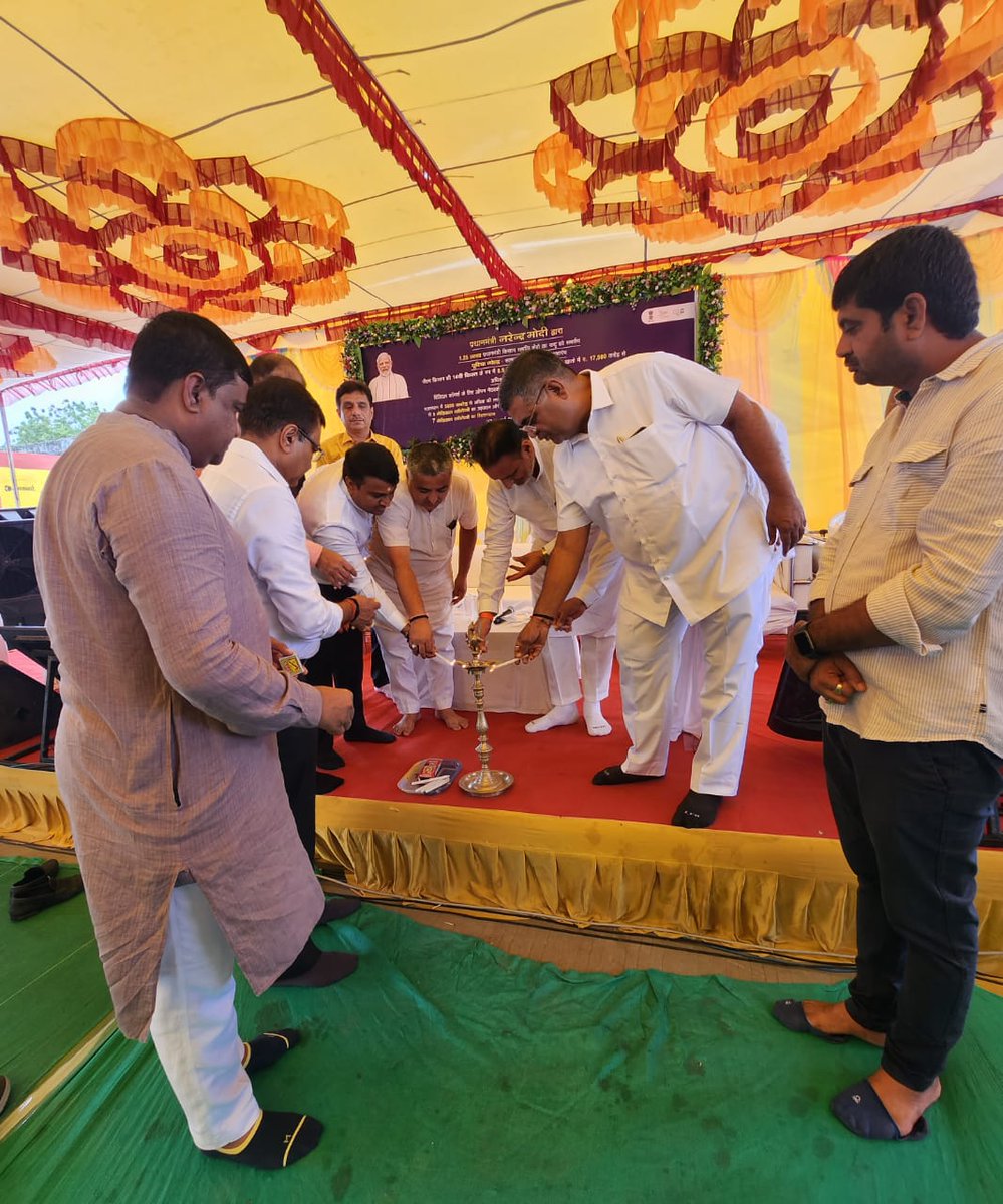 BJP4AhmedabadD's tweet photo. પ્રધાનમંત્રી કિસાન સમૃદ્ધિ કેન્દ્ર .
 માનનીય પ્રધાનમંત્રી શ્રી નરેન્દ્રભાઈ મોદીજી દ્વારા ખેડૂતો સાથે એલીડી ના માધ્યમથી સંવાદ ના કાર્યક્રમમાં ઉપસ્થિત ગુજરાત પ્રદેશના મહામંત્રી માનનીય શ્રી પ્રદીપસિંહ જી વાઘેલા તથા જિલ્લાના અધ્યક્ષ શ્રી હર્ષદગીરી ગોસાઈ ની હાજરીમાં યોજાયો https://t.co/L5ZhPJOkIQ