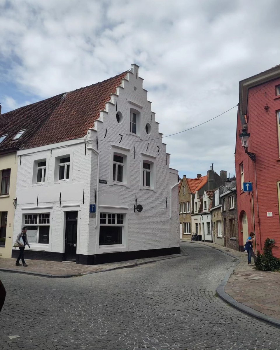 chicstranger's tweet photo. Brugge (Bruges) 🇧🇪🖤💛❤️
Such a surprise for me to find the palace of King Charles II https://t.co/oCYGqdZTn3