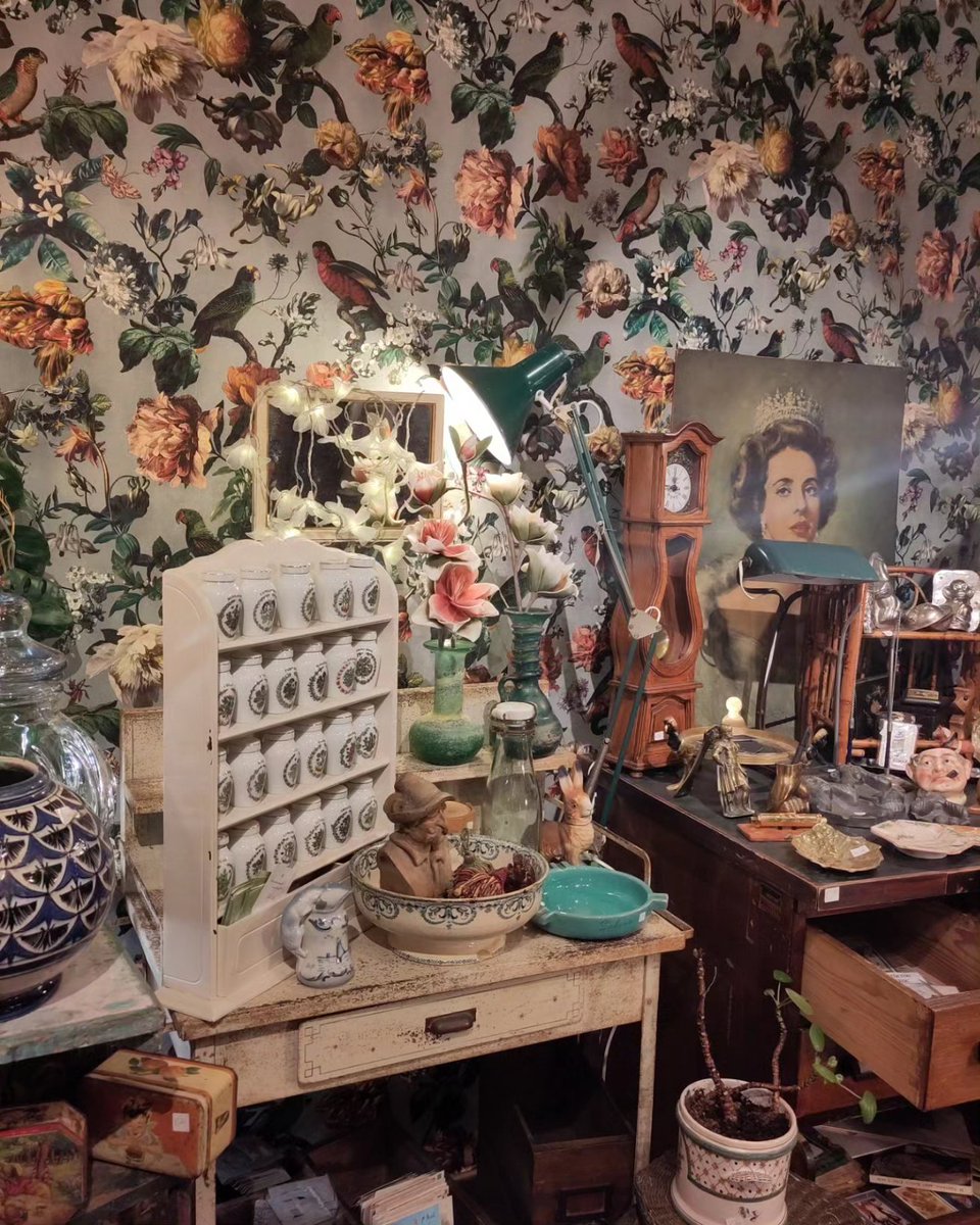 Brugge (Bruges) 🇧🇪🖤💛❤️
Such a surprise for me to find the palace of King Charles II