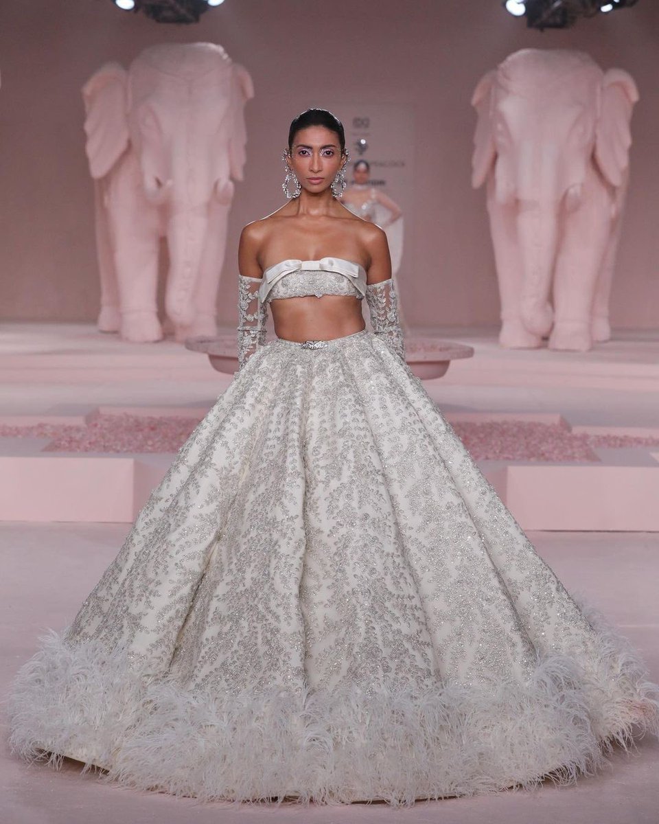 fdciofficial's tweet image. Couturiers Falguni Shane Peacock presented their collection ‘Renaissance Reverie’ at the FDCI Opening Show on Day 1 of the Hyundai India Couture Week in association with Reliance Brands. 

This collection reflects their love for art and the treasures
they encounter during their…