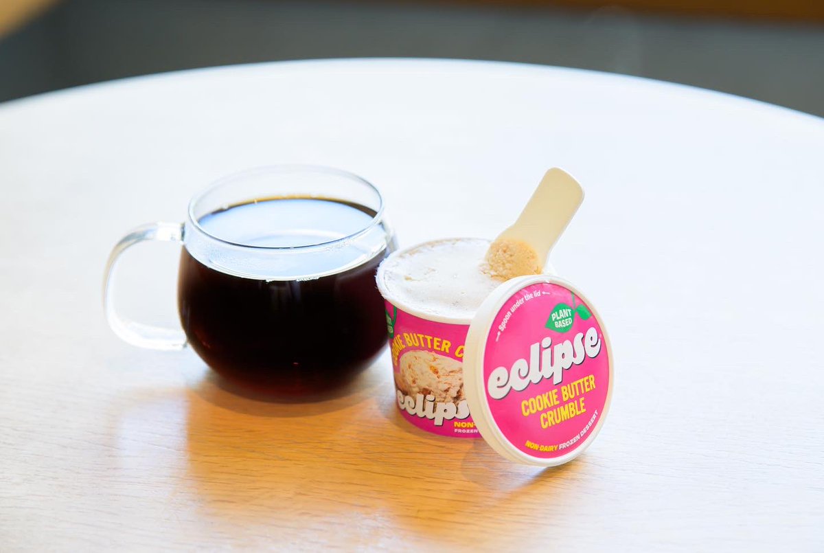 100% プラントベースのアイス「Eclipse」のレポートを公開🍨

イベント会場となった #ブルーボトルコーヒー は、この7月から“ #追加料金なし ”で牛乳をオーツミルクに変更可とするなど、“乳製品”による #温室効果ガスの削減 にも取り組んでいます。
