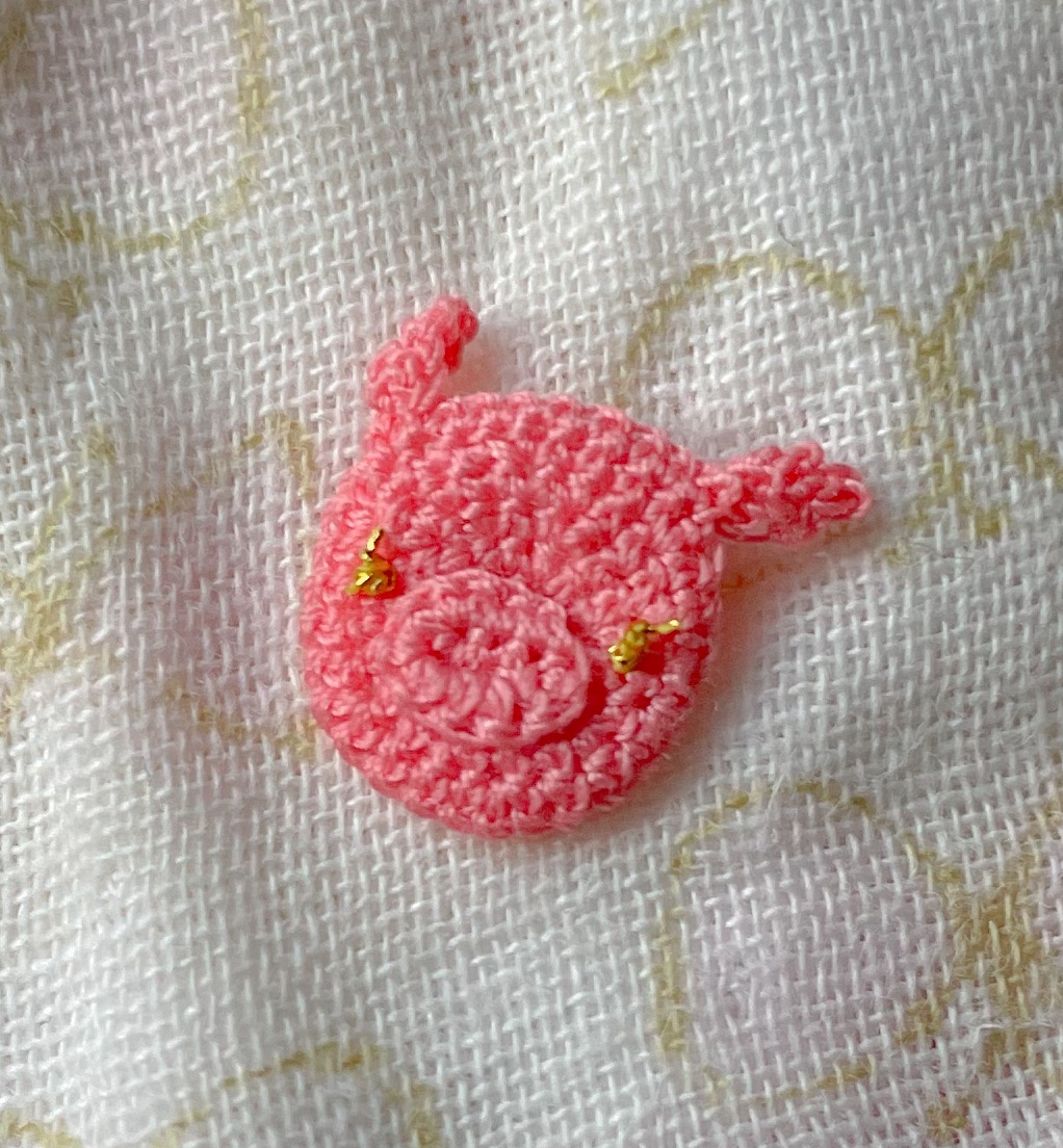 ［今日の編み物］

1.3センチの🐷こぶた🐷

誕生しました🎂

たしか最初は、
🐶いぬ🐶
を編もうと思って始めたんだけどな…？？

ピンクの糸が目に飛び込んできたから、仕方ない🤣