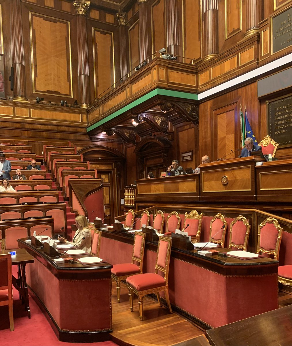 nomfup's tweet image. Ieri per la ministra Santanché 12 ministri - tra i quali Musumeci - seduti ai banchi del governo. A far sentire il sostegno, l’appoggio. Oggi si parla degli interventi per l’emergenza in Emilia Romagna. Ecco il quadro, una sottosegretaria. Sono senza parole.