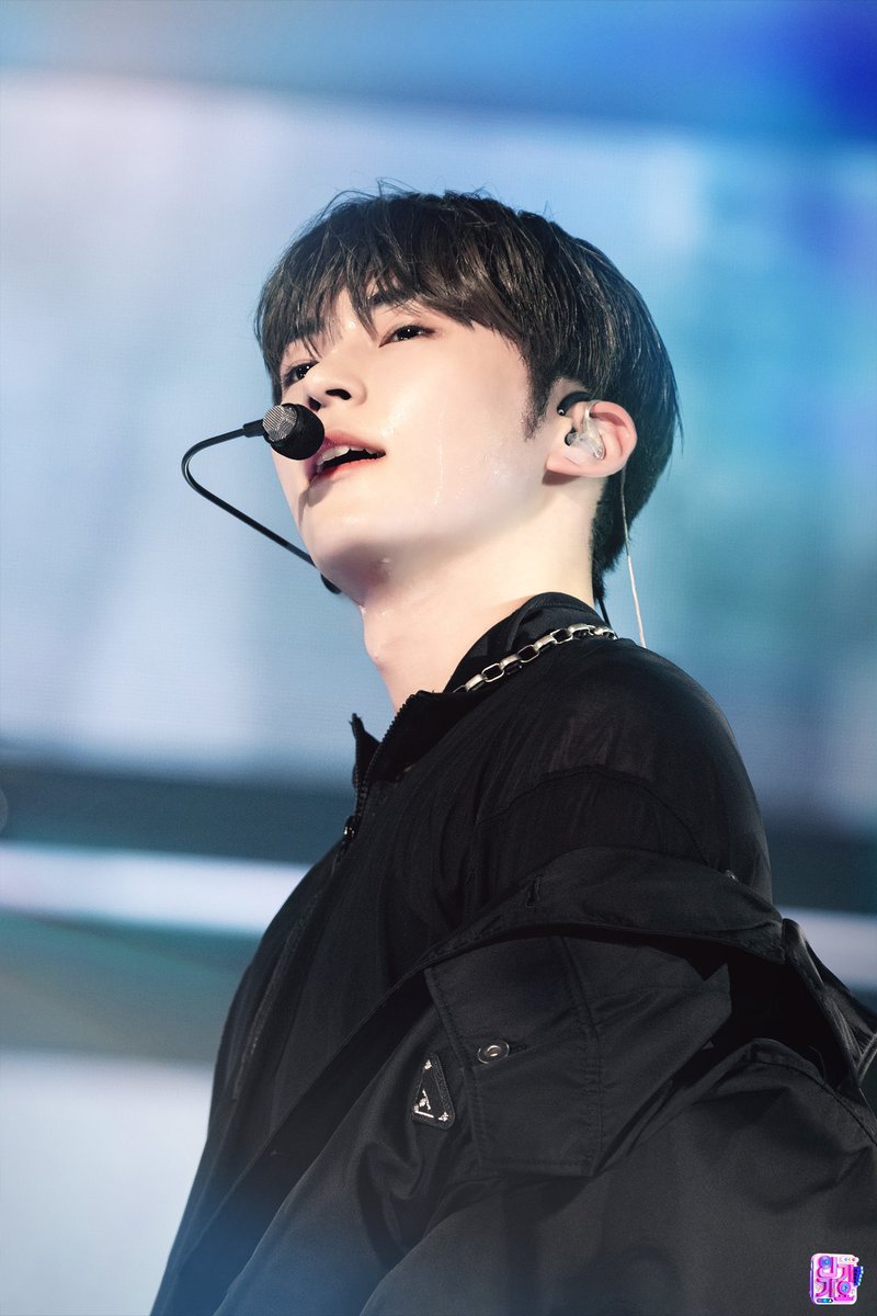 almondbin2's tweet photo. 밑힌 땀이 성수처럼 흐르네 https://t.co/U12G6EQfJw