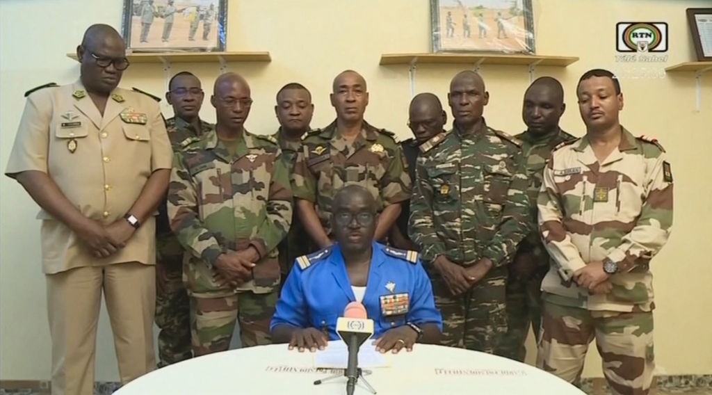 BBCAfrica's tweet photo. Niger's President Bazoum has said the country's "hard-won achievements will be safeguarded" after soldiers declared a coup on national TV. According to a statement on Twitter, he said, "All Nigeriens who love democracy and freedom will see to it."

https://t.co/MvXBhPZMFu https://t.co/kWWW2vCLlQ