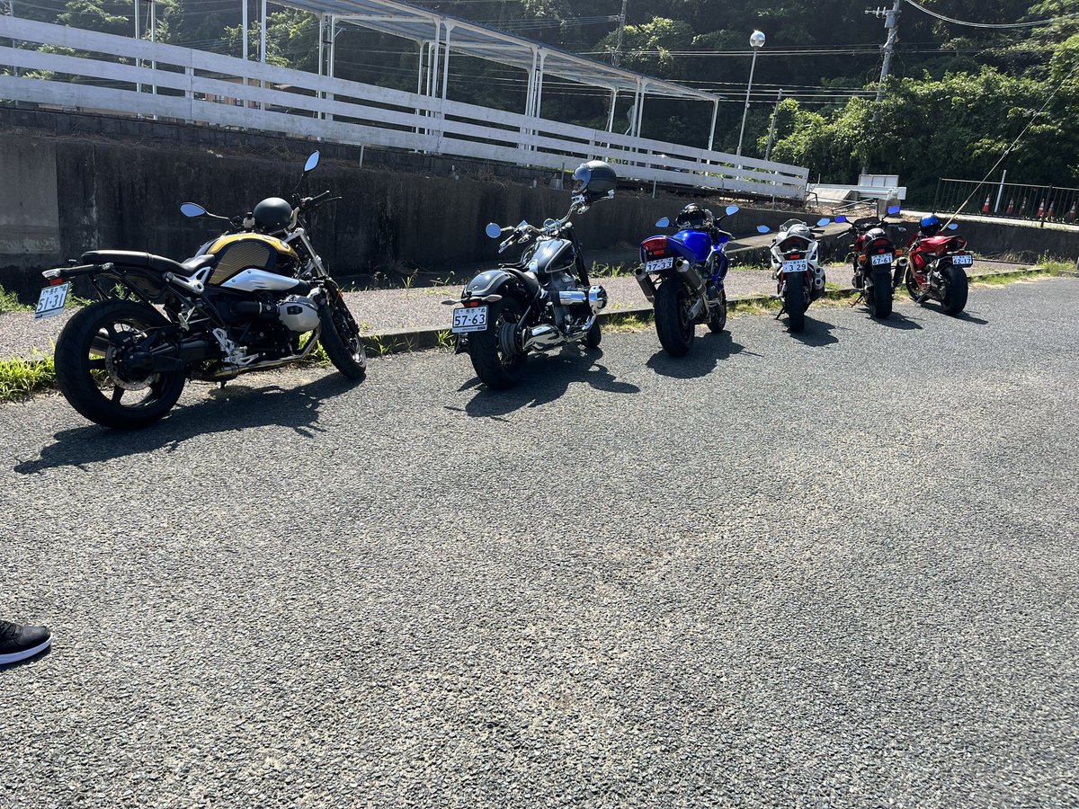 今日は職場のバイク乗りさん達とツーリングに行きました。
帰り熱中症になりかけました。
BMW R18が目立ってカッコよかったなぁ。
また行こうね皆んな。
#バイク女子
#バイク女子と繋がりたい 
#バイク好き
#バイク好きと繋がりたい
#ドゥカティ
#パニガーレv2
#DUCATI
#Panigale
#BMW
#BMWR18