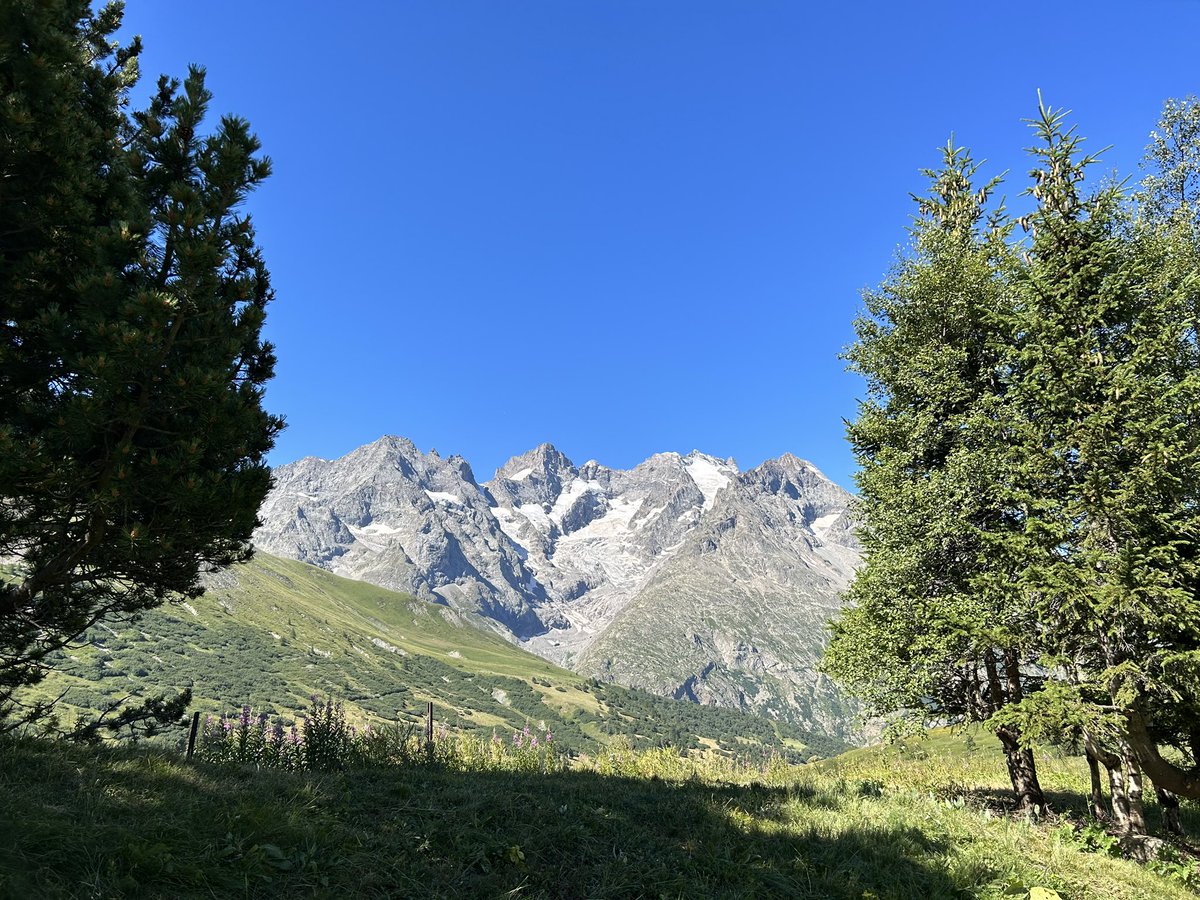vtguillemin's tweet photo. Ce matin dans la salle du magnifique Jardin du #Lautaret, conférence de Gaëtan #Puaud et Tristan #Murail dans le cadre du #FestivalMessiaen 🏔️🪻 https://t.co/9ncmGWt2nw