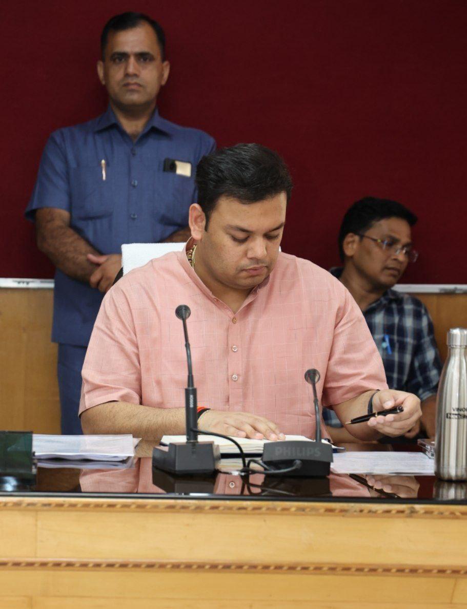 आज उ0प्र0 बेसिक शिक्षा विभाग के कार्यों की प्रगति समीक्षा हेतु सभी जिलों के BSA के साथ योजना भवन के सभागार में बैठक की। बैठक में महानिदेशक स्कूल शिक्षा विजय किरन आनंद व सभी विभागीय अधिकारी मौजूद रहे।