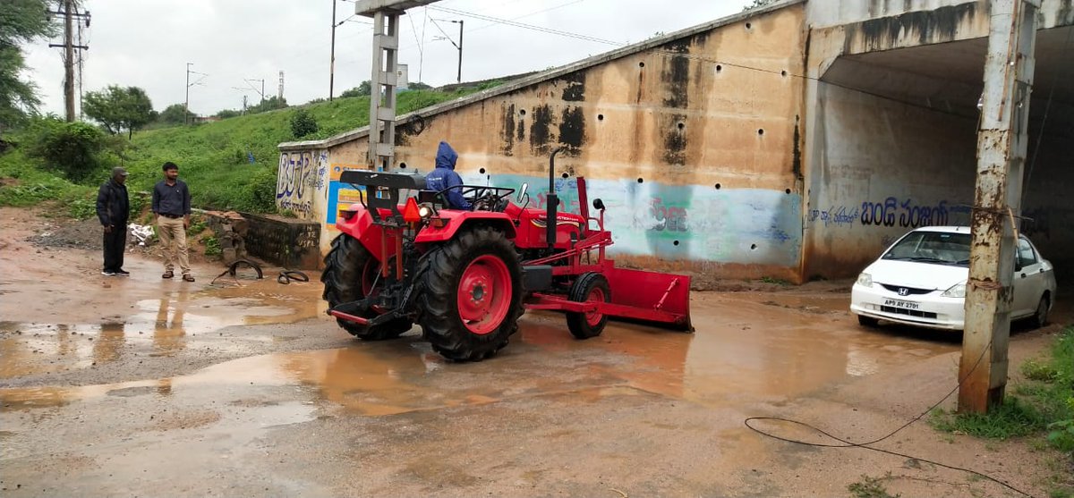 తేది. 27.07.2023
ప్రస్తుతం కురుస్తున్న వర్షాల వలన దెబ్బతిన్న / శిదిలావస్థలో ఉన్న గృహాల గుర్తింపు, లోతట్టు ప్రాంతాలు, వరద ప్రవాహం ను టౌన్ ప్లానింగ్ మరియు పారిశుధ్య సిబ్బందితో పరిశీలించటం జరిగింది.<a href="/cdmatelangana/">C&DMA</a> @TSMAUDOnline <a href="/Collector_YDR/">Collector Yadadri</a> <a href="/ACLB_Yadadri/">AC(LB) Yadadri Bhuvanagiri</a> <a href="/rdma_Hyd/">RDMA Hyd</a>