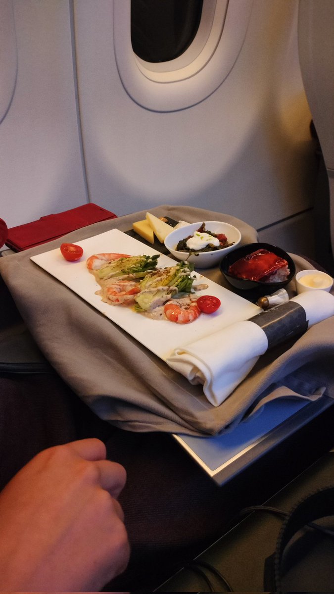 Turkish airlines ci ha messi in prima classe per errore.

"Mr. Lord, champagne? 🤣🤣