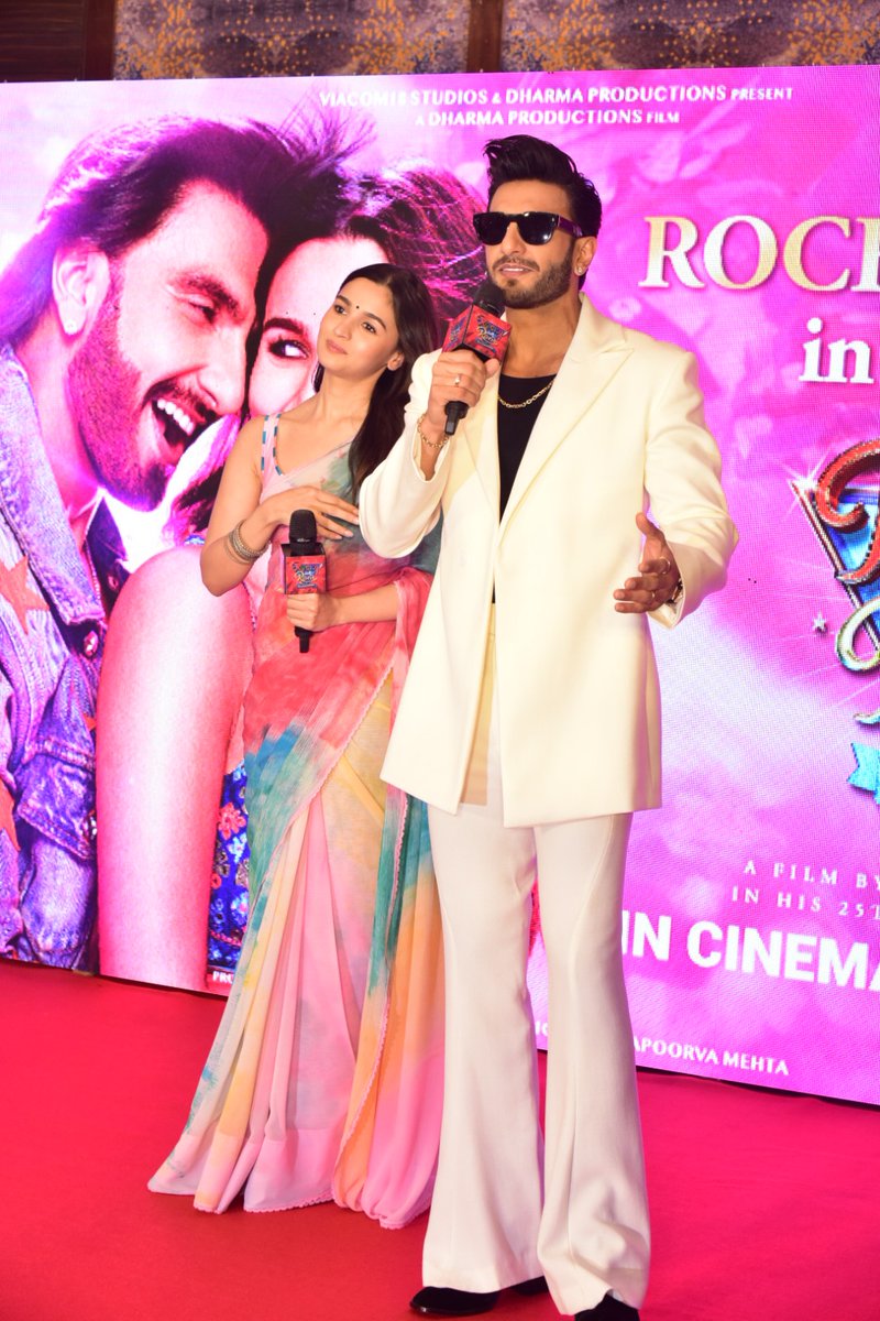 Superstars Ranveer Singh and Alia Bhatt in Pinkcity Jaipur for the promotion of their movie Rocky Aur Rani ki Prem Kahani 😍
#rockyaurranikipremkahani #ranveersingh #AliaBhatt #DharmaMovies #Viacom18 #moviepromotion #pinkcity #jaipurdiaries #Jaipur #kpproductions