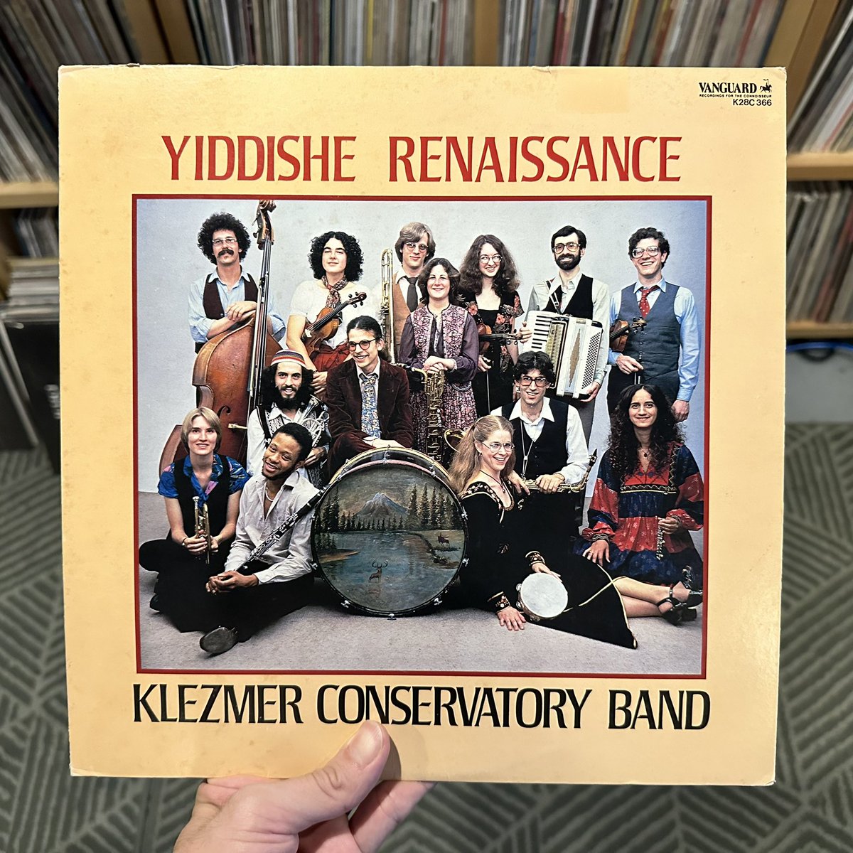 tearoomaotsuki's tweet photo. コンポステラやストラーダも演奏した曲が入ってるKLEZMER CONSERVATORY BANDの名盤。邦盤と海外で出たのとはジャケが違う。
Papirossen / Freylekhe Yidelekh
https://t.co/pI76KUJeVk https://t.co/MJ1mgQTmFu