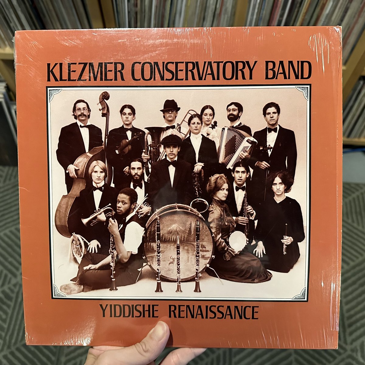 tearoomaotsuki's tweet photo. コンポステラやストラーダも演奏した曲が入ってるKLEZMER CONSERVATORY BANDの名盤。邦盤と海外で出たのとはジャケが違う。
Papirossen / Freylekhe Yidelekh
https://t.co/pI76KUJeVk https://t.co/MJ1mgQTmFu