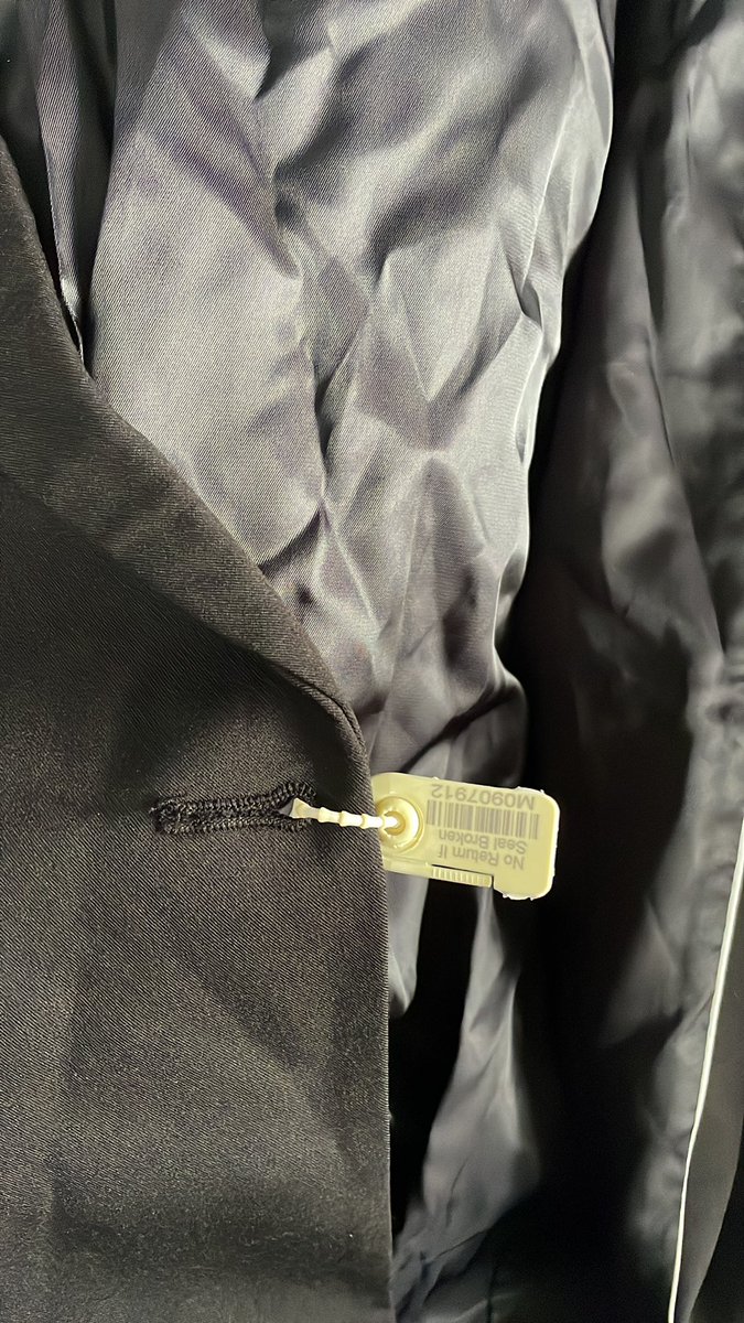 EetiGupta's tweet photo. @myntra IN23072714324691210355 pickup agent scanned and it went on hold even when seal is intact. Now he refused pickup. Explanation? @MyntraSupport https://t.co/Rz7aPVfsDw