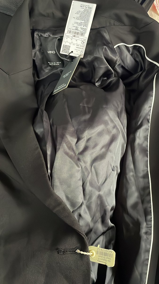 EetiGupta's tweet photo. @myntra IN23072714324691210355 pickup agent scanned and it went on hold even when seal is intact. Now he refused pickup. Explanation? @MyntraSupport https://t.co/Rz7aPVfsDw