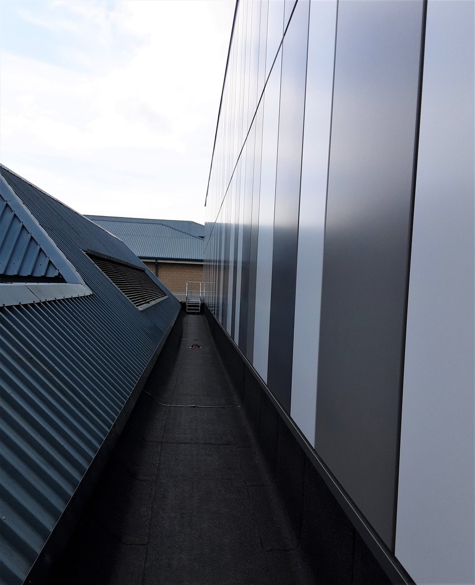 LongworthFacade's tweet photo. Old meets new at Aintree Hospital where the existing profiled metal roofing has been cut back to allow us to install a new IKO Ultra Prevent gutter beneath our new Sotech Aluminium rainscreen
#roofing #cladding #constructionuk #aintreehospital #IKO #sotech #facade #construction https://t.co/i8W3ZBKnsD