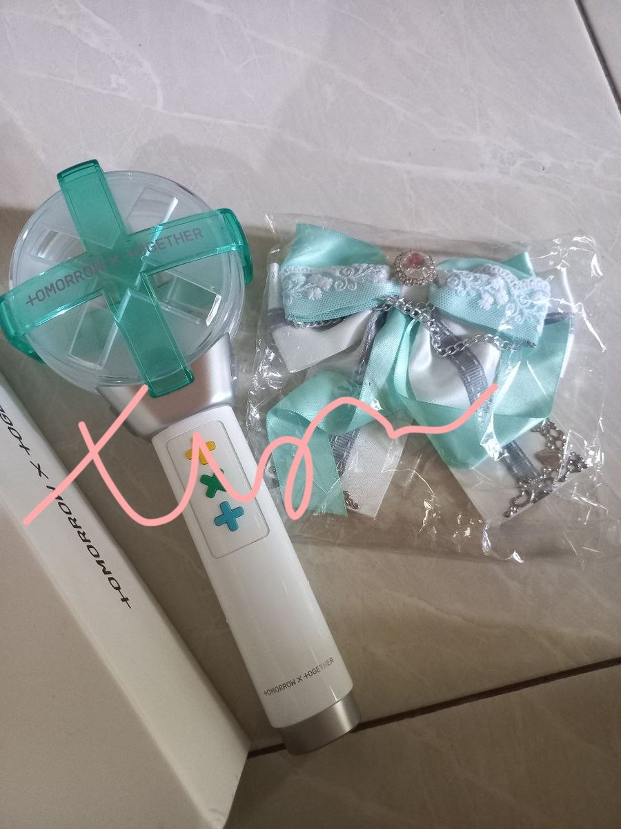 beomtyunsell's tweet photo. wts / want to sell moabong only ( ls, box, strap, &amp; pouch) + ribbon deco + baterai

price : 550k inc packing (nett), exc fee 🍊 
dom : bekasi 
tag : txt lightstick ls concert ASM jakarta 
video condi bellow 👇 https://t.co/cB3xDz7Uol