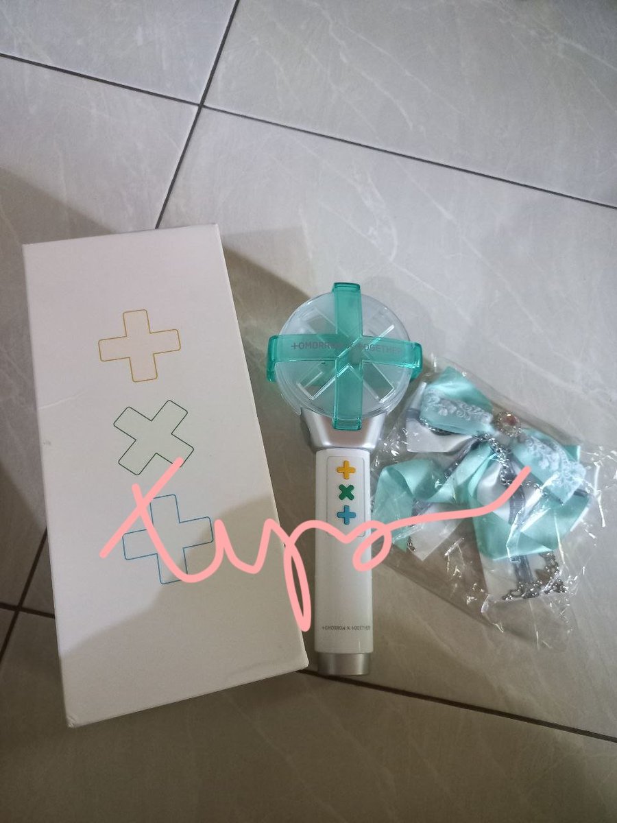 beomtyunsell's tweet photo. wts / want to sell moabong only ( ls, box, strap, &amp; pouch) + ribbon deco + baterai

price : 550k inc packing (nett), exc fee 🍊 
dom : bekasi 
tag : txt lightstick ls concert ASM jakarta 
video condi bellow 👇 https://t.co/cB3xDz7Uol