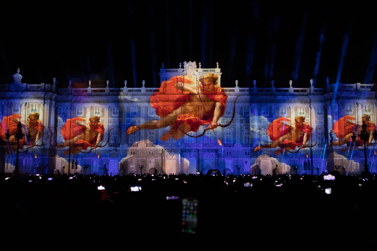 PatrimNacional's tweet photo. 💡 La fachada del #PalacioReal de #Madrid se vistió de luces, sonidos, efectos... y la arquitectura y las obras de #arte de #LaGalería.

Una experiencia inmersiva patrocinada por @acciona y diseñada por @accionacultura.

👉 ¡Esta noche volvemos!

🕦 22:30, 23:00 y 23:30H. https://t.co/XrOajfOQl5
