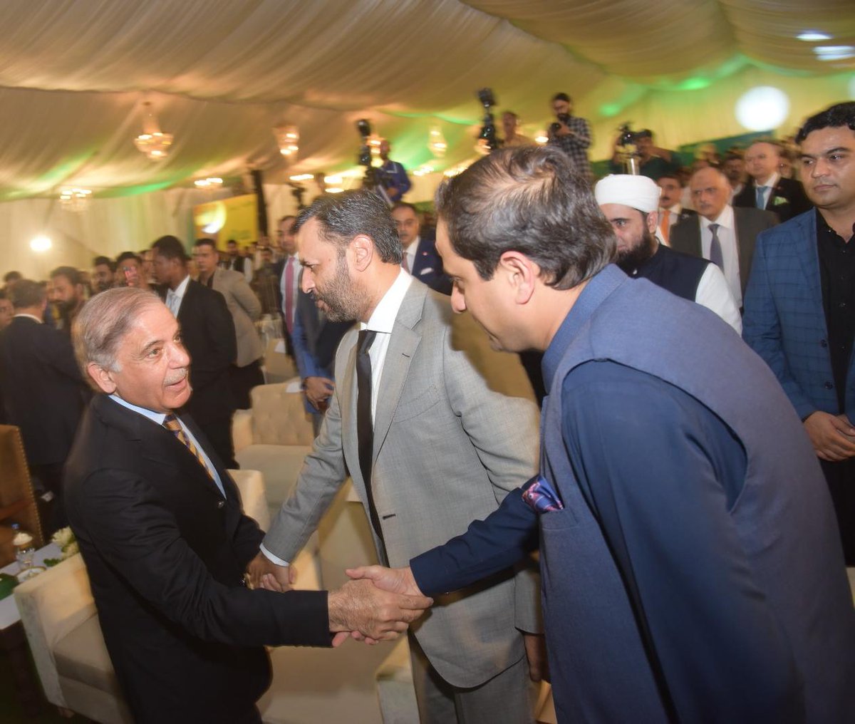 ImranKhanPPPP's tweet photo. میئر کراچی مرتضیٰ وہاب کی وزیراعظم محمد شہباز شریف سے ایوان صنعت و تجارت کراچی میں ملاقات.

میٸر کراچی منتخب ہونے پر مبارک باد اور شہر قاٸد کی ترقی اور روشنیوں کی بہالی پر میٸر کراچی مرتضی وہاب کے اقدامات  کو سراہا

@CMShehbaz 
@murtazawahab1 https://t.co/kg4xCFz8xr