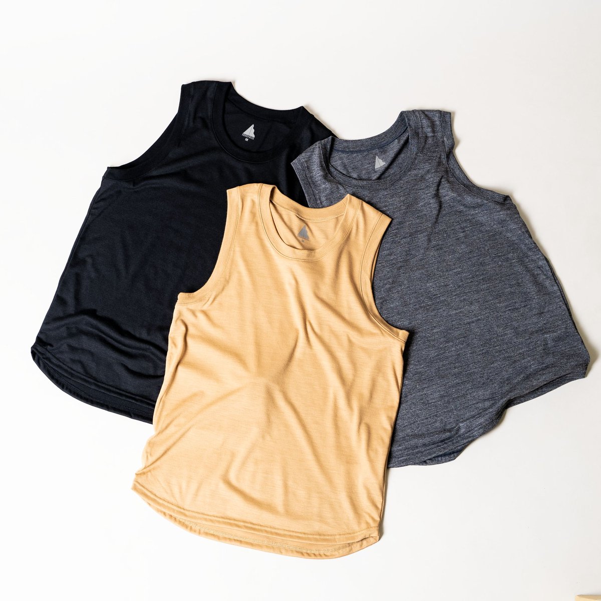 hereness_jp's tweet photo. 同シリーズのTシャツに続き、 〈DRY WOOL TANK〉が販売開始！  上質なウールで再生ポリエステルを包み込んだ糸を使用し、ポリエステルの速乾性や耐久性とウールの肌触りを両立するタンクトップです。 
MEN 🔗 https://t.co/wWX2hmib1J

WOMEN
🔗 https://t.co/XzH4BW66LA https://t.co/uWFBbSXmta