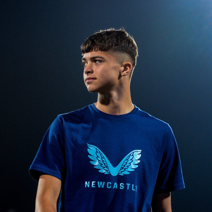 FrenchNewcastle's tweet photo. 🗣 Eddie Howe sur Lewis Miley :

"Il restera avec nous cette saison. Il n'est pas question de l'envoyer en prêt.
Pour moi, il est trop jeune pour être exposé à ça en ce moment." [@toonarmy_com]
#NUFC #NewcastleUnited #NUFCFans #ToonArmy #Magpies https://t.co/KH7Fb2oVoi