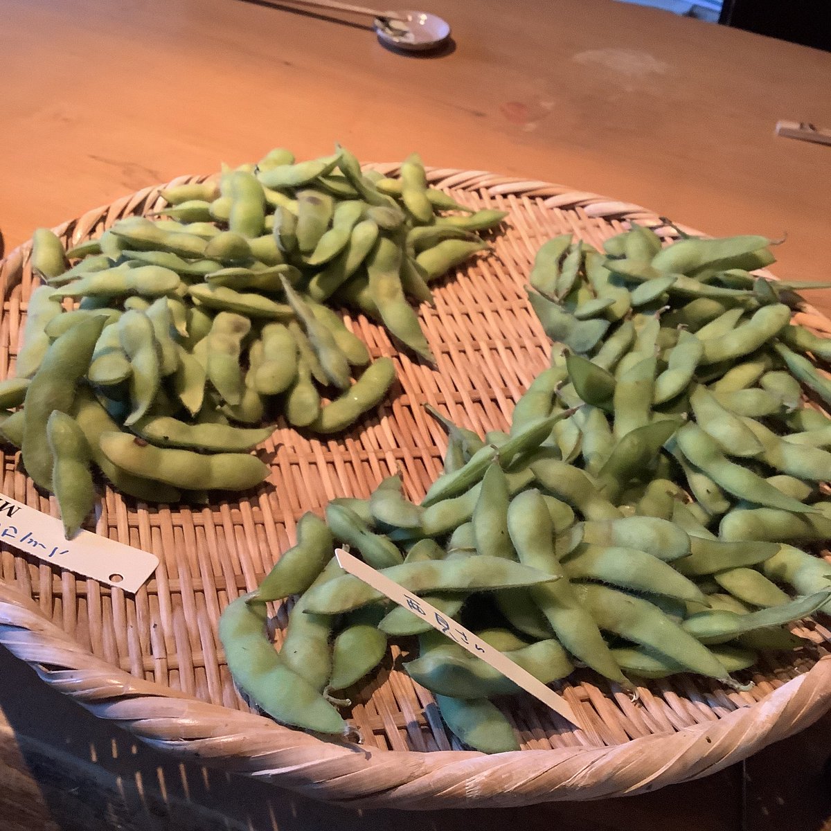 unosuke_tokyo's tweet photo. 今日のお客様はもっているね。
生産者違い
今日もぎたての枝豆
採ってスグを茹で上げたヤツ
お通しは食べ放題、だ🙂
味わってくれよ😊
まだ少しお席あるから
是非、食べて欲しいね🙂
#枝豆 #枝豆食べ比べ
#とりたて #採りたて野菜
#練馬 #練馬産野菜
#うのすけ #unosuke https://t.co/qIL9w0qKRE
