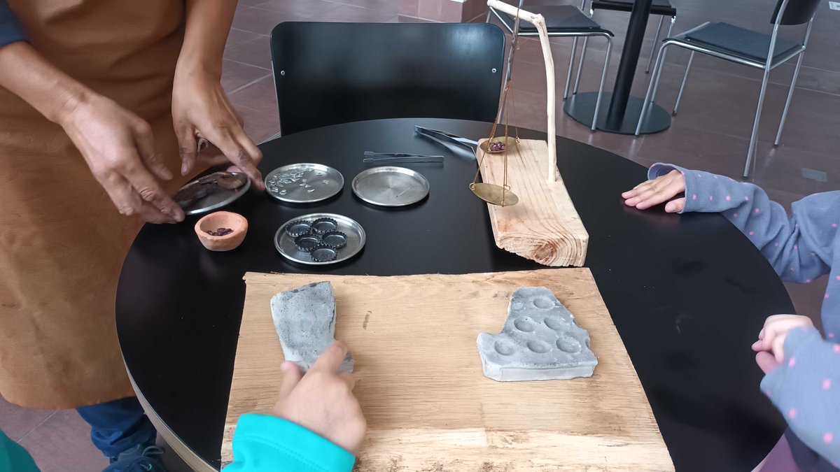 M_Moeller_'s tweet photo. Im Archäologischen Museum Frankfurt können heute bis 18 Uhr Interessierte den kompletten Vorgang der antiken Münzprägung nacherleben und selbst Münzen prägen.
#numismatik #RGK_DAI #museum #frankfurt #archäologischesmuseumfrankfurt #ClaReNet
Alle Fotos C. von Nicolai https://t.co/DXzeOWiH0k