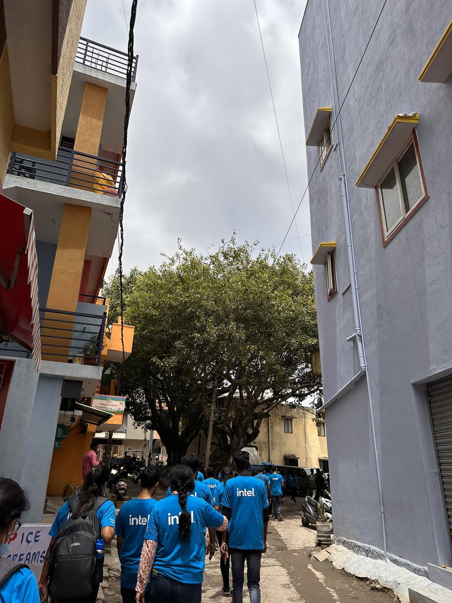 muskanvkk's tweet photo. Went to volunteer in a nearby area today. We crib about minor inconveniences in life and fail to acknowledge how lucky we are.
Experiences like these ground you. @intel 
#IamIntel #oneIntel https://t.co/2P43YEXg2q