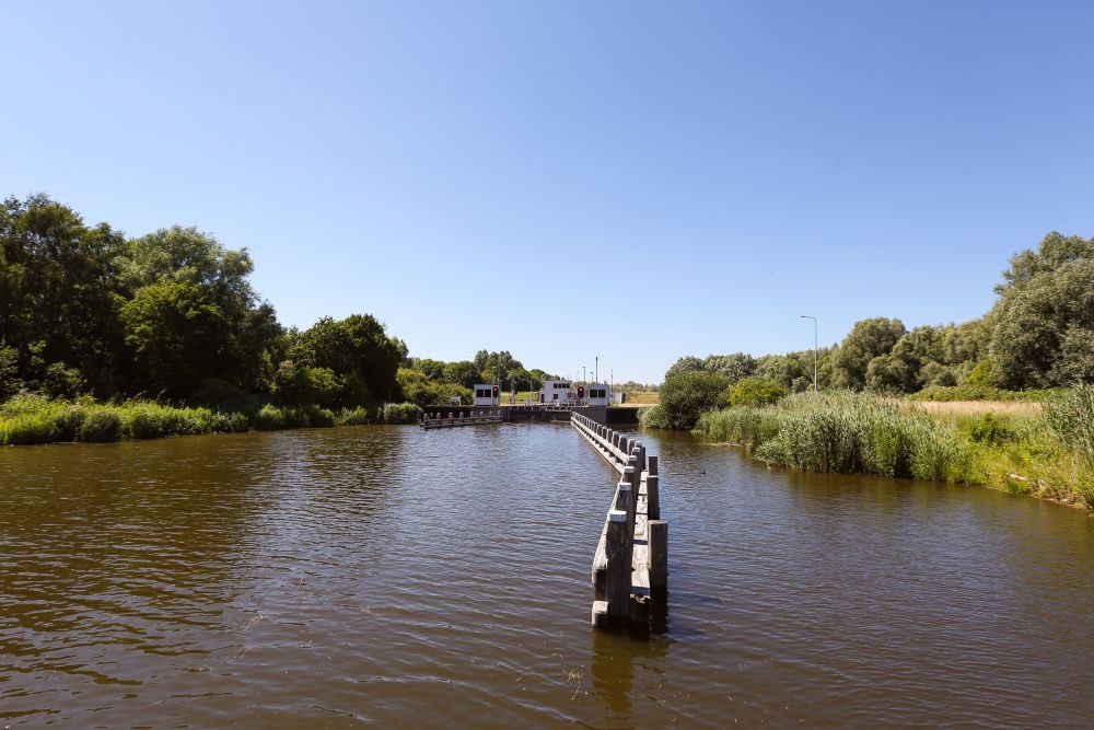 FlevoVaarwegen's tweet photo. Zowel bij de #Zuidersluis als de #Vaartsluis bij #Almere is er een storing van de zogenaamde gelijk-watermeter. Hierdoor zijn beide sluizen #gestremd voor de #scheepvaart. Een monteur is onderweg. https://t.co/QSAkCgJsYJ