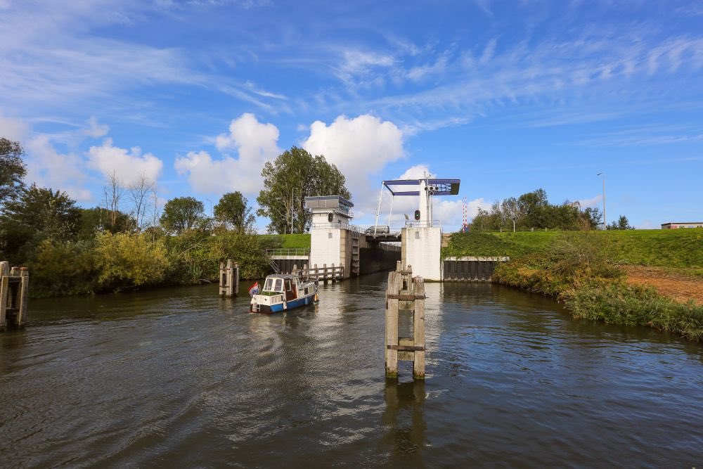 FlevoVaarwegen's tweet photo. Zowel bij de #Zuidersluis als de #Vaartsluis bij #Almere is er een storing van de zogenaamde gelijk-watermeter. Hierdoor zijn beide sluizen #gestremd voor de #scheepvaart. Een monteur is onderweg. https://t.co/QSAkCgJsYJ