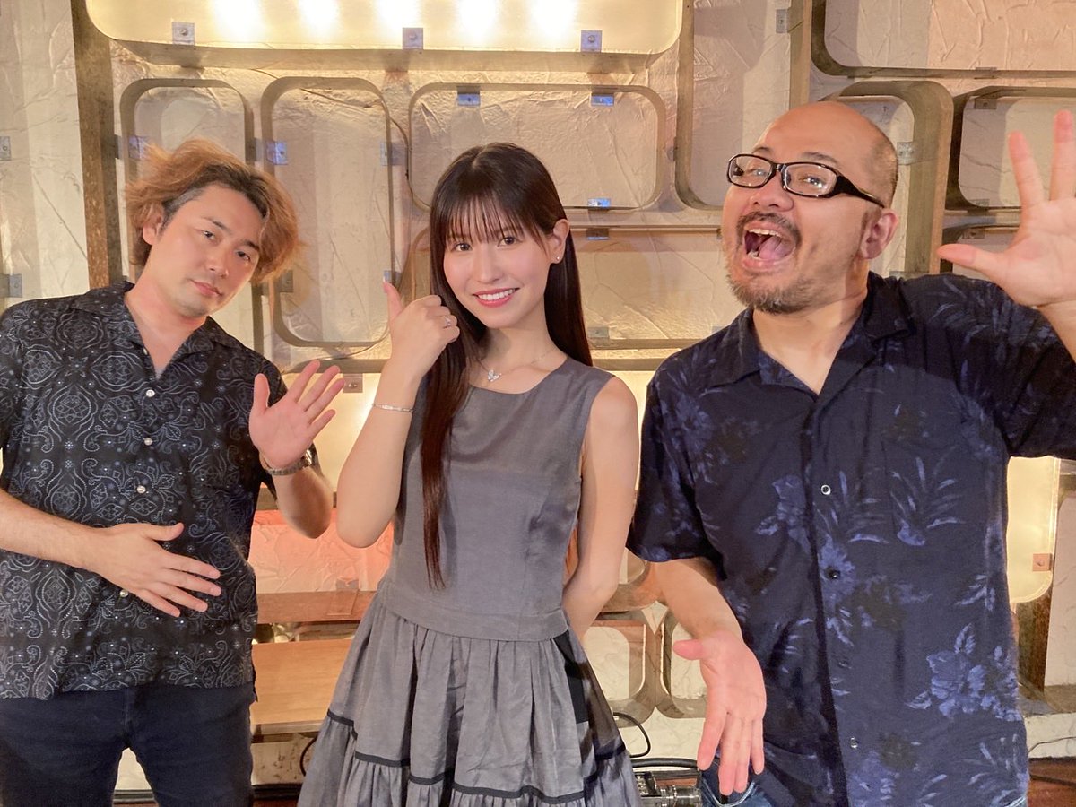MPGeneration's tweet photo. 桜空ももさんのワンマンLIVE「月で逢いましょう」に参加頂いた皆さまありがとうございました！

平方さん、福田さんに加えて右と左でスーパーショットを連発したカメラマンのお2人とも記念写真。いやー良いLIVEでした。

是非、感想聞かせてください！

＃桜空もも　＃ミルジェネ https://t.co/qxAHJVdPmU
