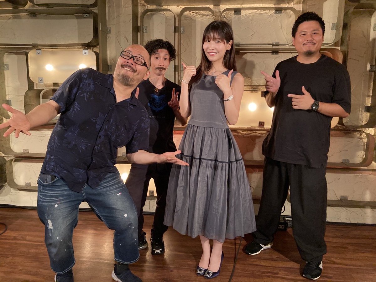 MPGeneration's tweet photo. 桜空ももさんのワンマンLIVE「月で逢いましょう」に参加頂いた皆さまありがとうございました！

平方さん、福田さんに加えて右と左でスーパーショットを連発したカメラマンのお2人とも記念写真。いやー良いLIVEでした。

是非、感想聞かせてください！

＃桜空もも　＃ミルジェネ https://t.co/qxAHJVdPmU