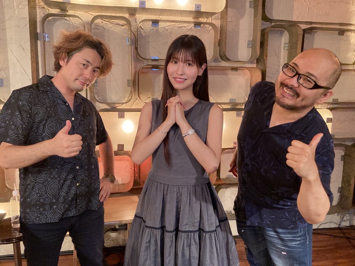 MPGeneration's tweet photo. 桜空ももさんのワンマンLIVE「月で逢いましょう」に参加頂いた皆さまありがとうございました！

平方さん、福田さんに加えて右と左でスーパーショットを連発したカメラマンのお2人とも記念写真。いやー良いLIVEでした。

是非、感想聞かせてください！

＃桜空もも　＃ミルジェネ https://t.co/qxAHJVdPmU