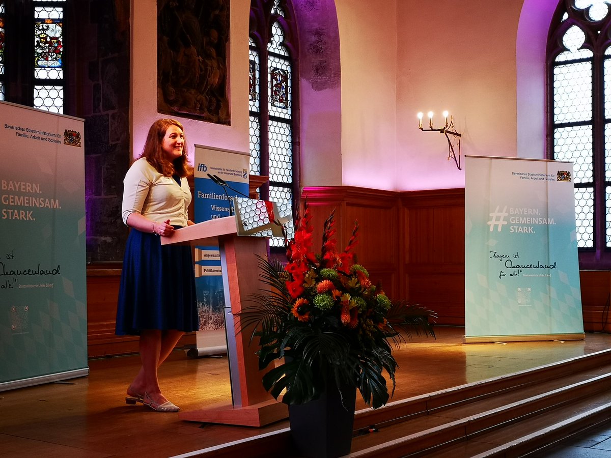ifb_bamberg's tweet photo. Unser Festakt und Fortbildungstag beginnt - und die Projektleiterin Regina Neumann @r3ginan3uman begrüßt ein volles Haus. 🤩 https://t.co/8xaFcCshQR