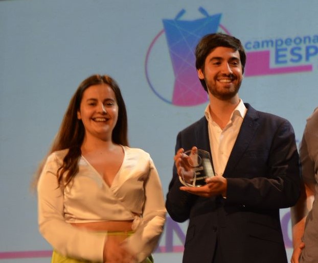 debatesuam's tweet photo. @UAM_Madrid @espanadebate @crisongutialamo @JGarciaAmoros @derecho_uam @UAM_Economicas Además, Juanjo obtuvo el premio al Mejor Orador:
https://t.co/Dwpioe59sk https://t.co/vY5V0THcZ4