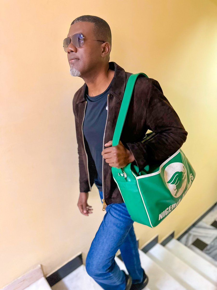 renoomokri's tweet image. You keep saying Nigeria owes you fuel subsidy, free education, and cheap food because Nigeria is an oil rich country. Let us examine the facts about how oil rich Nigeria is:

Nigeria produces less than 2 million barrels of oil daily for a population of 200 million people. 

Ghana…