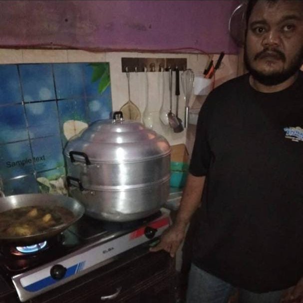 MarhaenMy's tweet photo. Nama: Shahairi
Umur: 38 tahun
Penyakit: OKU Buta Mata Kiri

Kejadian tertusuk dawai kat mata masa kat tempat pembinaan terus mengubah hidup Hairi. Setahun tak bekerja lepas kejadian. Balik KL dapat kerja kontrak kilang, kena buang masa pandemik sebab bukan permanent. Bantu RT. https://t.co/QkkKzq3QrM