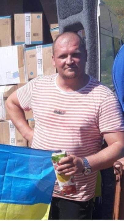 Перевізнизникі , які взяли з Лісабону допомогу 23 ящики воєнного одягу, берці, воєнні спальники, нові комфортні кросівки, медикаменти..приблизна сума 10.000 - 12 000 євро.
Мали доставити у Львів волонтерам і не доставили.
Повезли додому в Івано - Франківськ