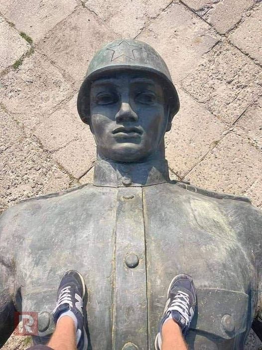 Эта фотография отлично характеризует  все то, что происходит сегодня в Украине.
Очередной расово правильный патриот, потомок коллаборационистов, топчет ногами памятник советскому воину освободителю. Более 6 миллионов украинцев воевали в Красной армии во время Второй мировой войны