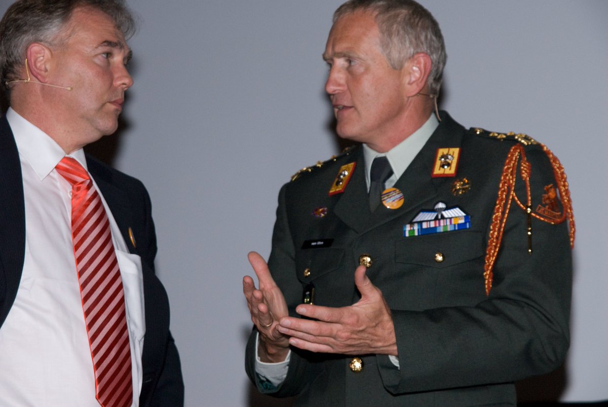 Terugblik op een boeiend gesprek met de toenmalige Commandant der Strijdkrachten (CDS) na mijn presentatie over persoonlijk leiderschap en gedrag, alweer 16 jaar geleden. De hele top van Defensie was aanwezig, inclusief de toenmalige Staatssecretaris Jack de Vries.