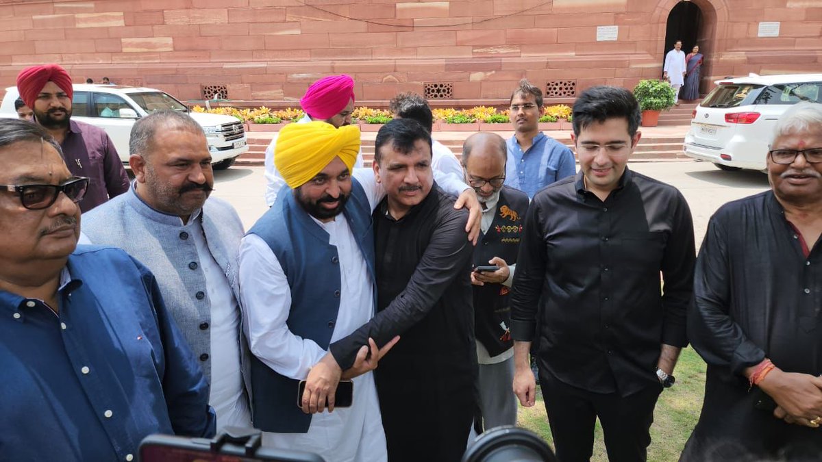 BhagwantMann's tweet photo. ਅੱਜ ਪਾਰਲੀਮੈਂਟ ਦੇ ਬਾਹਰ ਦੇਸ਼ ਦੀ ਤਾਨਾਸ਼ਾਹੀ ਸਰਕਾਰ ਦੇ ਖ਼ਿਲਾਫ਼ @SanjayAzadSln ਦੁਆਰਾ ਲੜੇ ਜਾ ਰਹੇ ਸੰਘਰਸ਼ ‘ਚ ਹਿੱਸਾ ਲਿਆ…ਬੜੀ ਸ਼ਰਮ ਦੀ ਗੱਲ ਹੈ ਮਣੀਪੁਰ ਅੱਗ ਦੇ ਹਵਾਲੇ ਕੀਤਾ ਹੋਇਆ ਹੈ ਤੇ ਦੇਸ਼ ਦੇ ਪ੍ਰਧਾਨ ਮੰਤਰੀ ਜਿਨ੍ਹਾਂ ਦੀ ਸੂਬੇ ‘ਚ ਸਰਕਾਰ ਹੈ, ਉਸ ‘ਤੇ ਇੱਕ ਵੀ ਸ਼ਬਦ ਬੋਲਣ ਲਈ ਤਿਆਰ ਨਹੀਂ ਨੇ…ਦੇਸ਼ ਆਪਣੀਆਂ ਬੇਟੀਆਂ ਦਾ ਅਪਮਾਨ ਕਦੇ ਵੀ ਸਹਿਣ ਨਹੀਂ ਕਰੇਗਾ…ਤਾਨਾਸ਼ਾਹੀ ਸਰਕਾਰ ਨੂੰ ਜ਼ਰੂਰ ਜੁਆਬ ਦੇਵੇਗਾ…