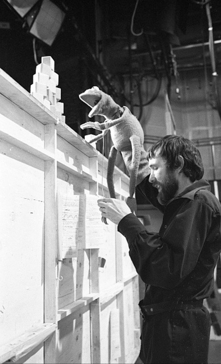alicelabart's tweet photo. Mica sempre chi dà il meglio
è in primo piano.

(Jim Henson e Kermit) https://t.co/geL3MiDYeA
