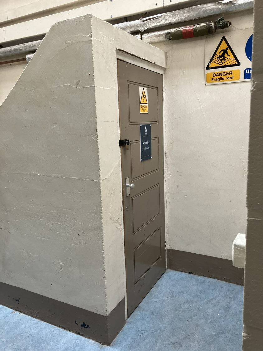 ShrewsburyPris's tweet photo. ⛓️Time for a #GhostTour! Who else is joining us to discover what's hiding behind this door? Tag a friend &amp; tell us what you think it is! ⛓️

#mystery  #curiosity #shrewsburyprison  #summerbreakout https://t.co/R4jddrqbQH